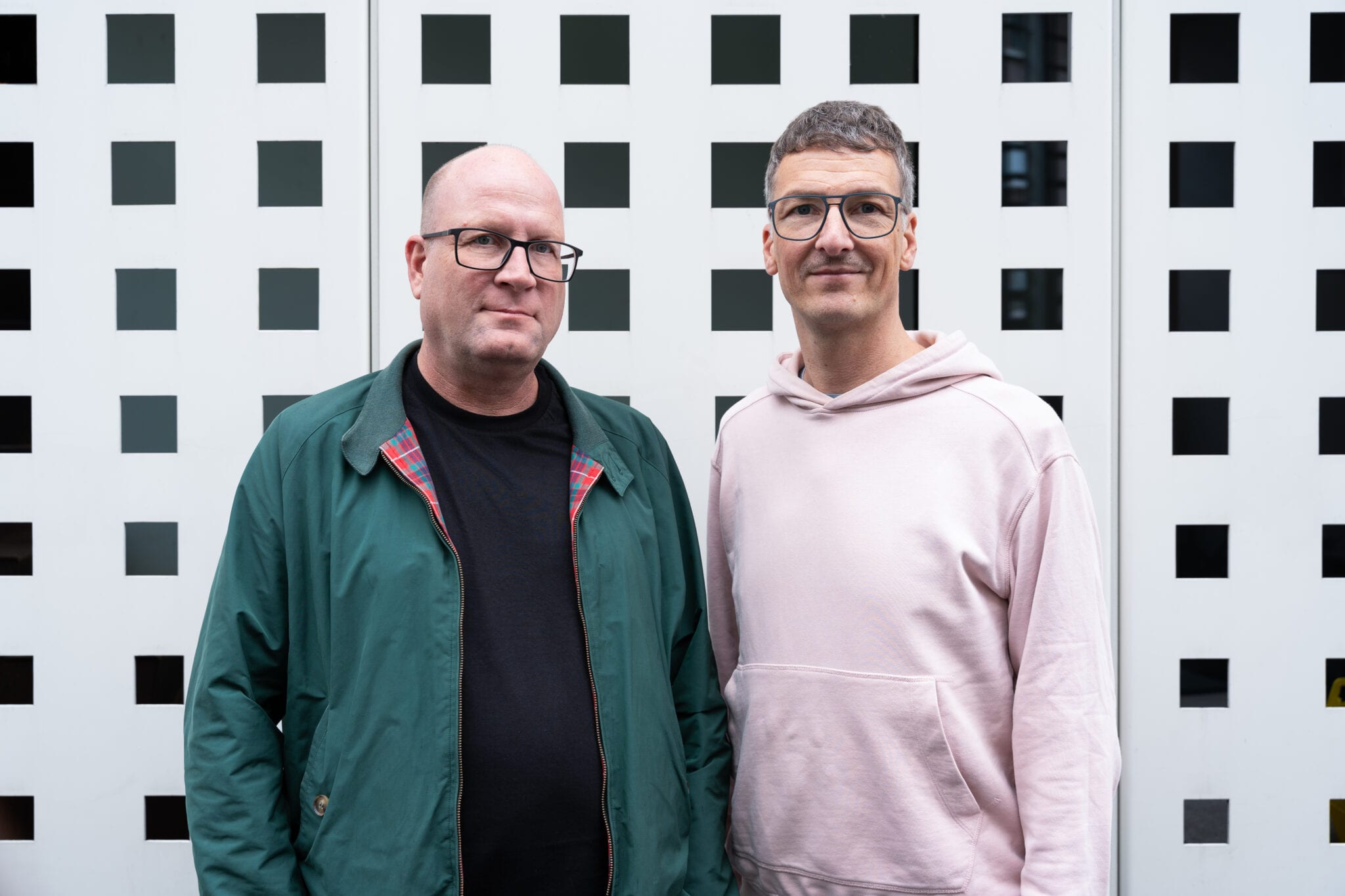 Dirk Middeldorf und Robert Kiefner stehen vor einer Wand